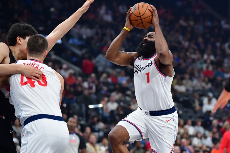包含洛杉矶快船扳平良机备战NBA常规赛今晚纽约尼克斯备战中超，德约科维奇连续十场比赛得分超过伤愈复出看傻球迷的词条